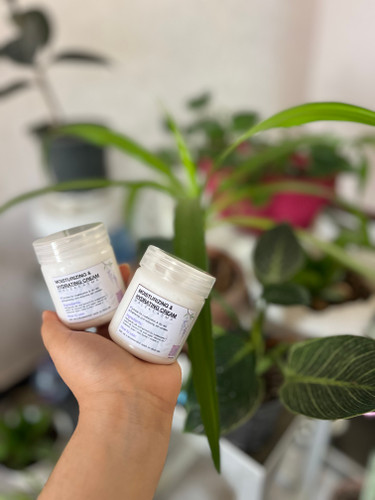 کرم دست ساز مرطوب کننده و آبرسان مناسب پوست نرمال، خشک و اگزما آبرسان قوی ۱۰۰ گرم